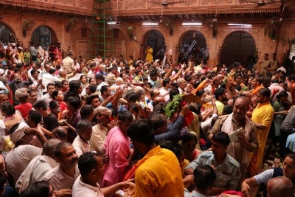 यूपी : बांके बिहारी मंदिर हादसे की जांच के लिए योगी सरकार ने कमेटी बनाई