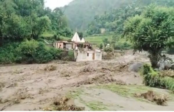 रुद्रप्रयाग के त्यूंखर और घरड़ा गांव में बादल फटने से भारी तबाही, तिलवाड़ा घनसाली मार्ग भी बंद