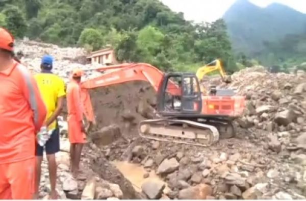 आपदा में जिंदा दफन हुए लोगों की तलाश में एनडीआरएफ का सर्च ऑपरेशन जारी, अभी तक मिले 11 शव