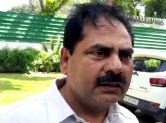 गुलाम नबी के इस्तीफे के बाद उनसे मिलने पहुंचे समर्थक, अलग पार्टी को लेकर चर्चा तेज