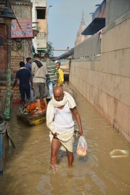 वाराणसी में गंगा ने पार किया लाल निशान, हजारों लोग सुरक्षित स्थानों पर पहुंचाए गए
