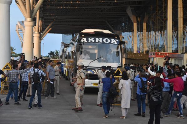 कल कैबिनेट, सोरेन का आना टला, चार मंत्री और एक विधायक चार्टर प्लेन से रांची लौटे