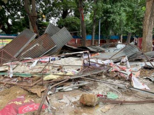 लखनऊ में सपा दफ़्तर के बाहर चला बुलडोज़र, क्या बोली समाजवादी पार्टी?