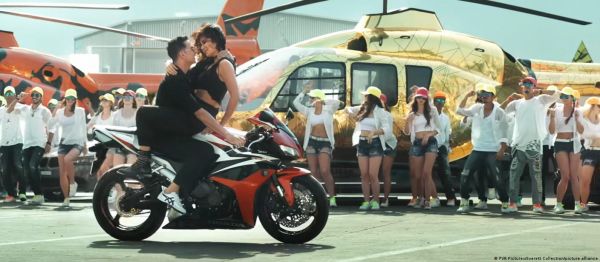 फ्लॉप होतीं फिल्मेंः क्या बॉलीवुड का वक्त पूरा हो चुका है?