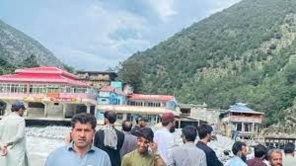 पाकिस्तान में बाढ़: नदी के अंदर बने हनीमून होटल की क्यों हो रही चर्चा?