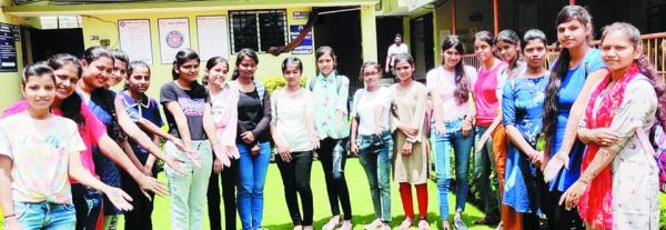 अग्रसेन महाविद्यालय में मेहंदी- व्यंजन स्पर्धा 