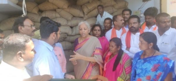 तेलंगाना : निर्मला सीतारमण ने जिलाधिकारी को लगाई फटकार, टीआरएस ने की आलोचना
