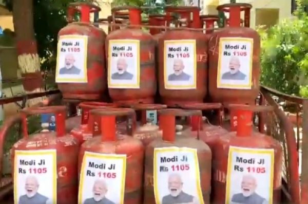 टीआरएस ने एलपीजी सिलेंडरों पर पीएम मोदी की तस्वीर लगाकर वित्त मंत्री सीतारमण पर किया पलटवार