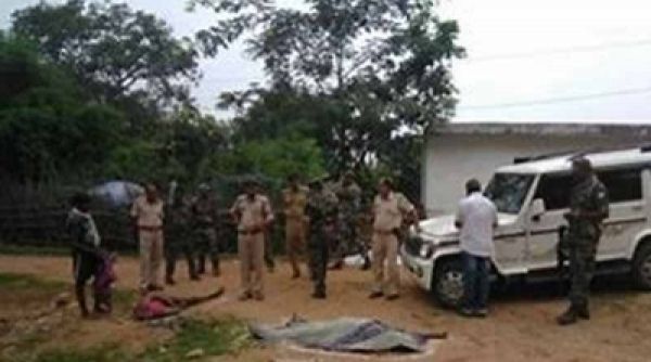 दो युवकों को सांप ने डंसा तो गांववालों ने तीन महिलाओं को डायन बता मौत के घाट उतारा