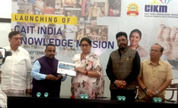 स्मृति ईरानी ने शिक्षक दिवस पर कैट नॉलेज मिशन लॉन्च किया