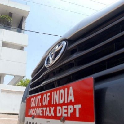 देश में दर्जन भर से अधिक जगहों पर आयकर विभाग की छापेमारी