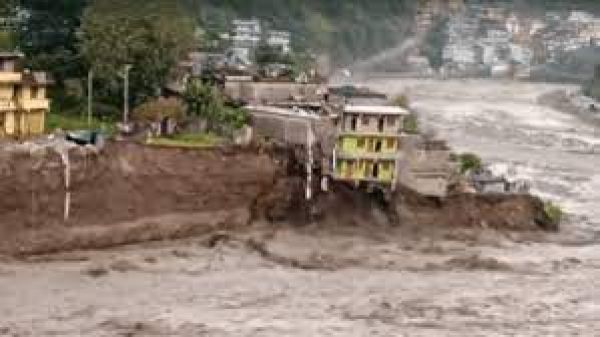 पिथौरागढ़ में बादल फटने से तबाही, ताश के पत्ते की तरह ढहा घर, 1 की मौत