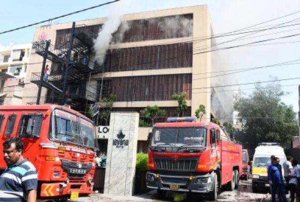 लखनऊ के होटल में आग लगने के मामले में 15 अफसर निलंबित