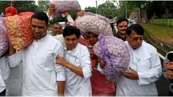 मप्र विधानसभा सत्र के पहले दिन कांग्रेस विधायकों का लहसुन लेकर प्रदर्शन
