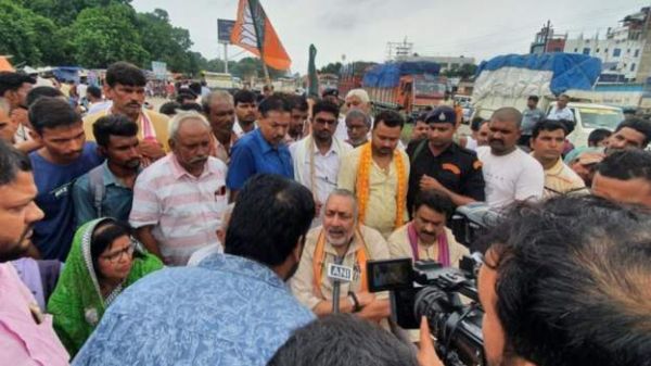 बेगूसराय में सरेराह गोलीबारी को लेकर 7 पुलिसकर्मी निलंबित, गिरिराज सिंह धरने पर बैठे