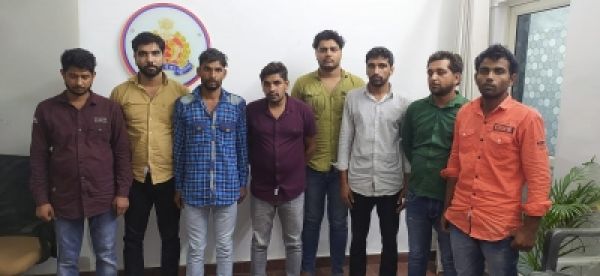 इलेक्ट्रॉनिक डिवाइस से परीक्षा में नकल करते हुए 8 गिरफ्तार