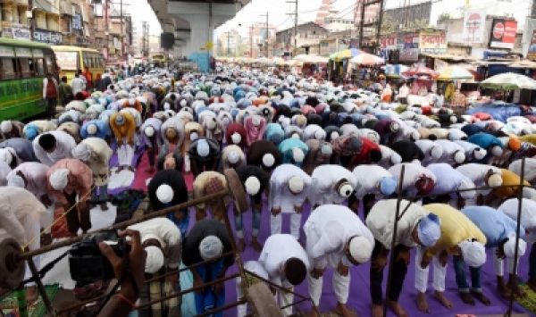 यूपी : सड़क पर नमाज पढ़ते तीर्थयात्रियों के एक ग्रुप से विहिप कार्यकर्ताओं ने मंगवाई माफी