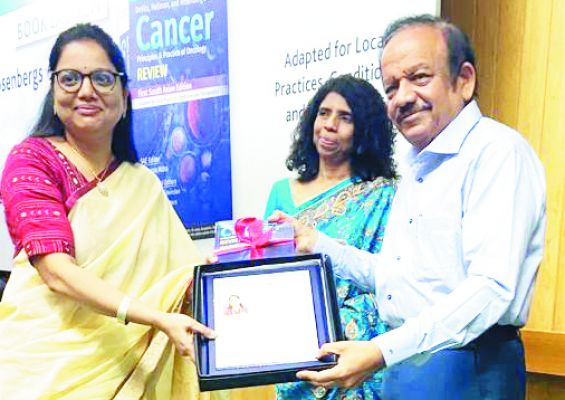अंतरराष्ट्रीय आंकोलॉजी बुक में योगदान के लिए रामकृष्ण केयर की डॉ. बबलेश महावर केंद्रीय मंत्री द्वारा सम्मानित