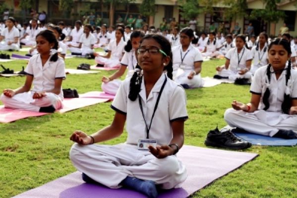 यूपी में स्कूल छात्रों के लिए अब योग अनिवार्य