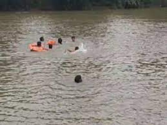 बांग्लादेश में हिंदू श्रद्धालुओं को मंदिर ले जा रही नौका पलटी, 24 की मौत: अधिकारी