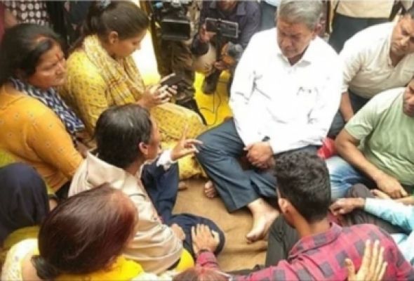 अंकिता हत्याकांड मामला : पूर्व सीएम हरीश रावत मिले अंकिता के परिजनों से, बंधाया ढांढस