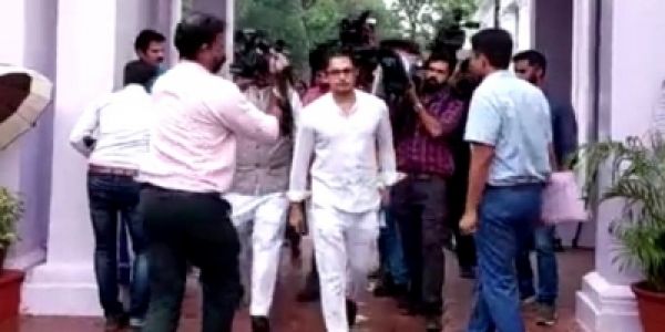 कांग्रेस अध्यक्ष चुनाव में ट्विस्ट, शशि थरूर के अलावा कोषाध्यक्ष बंसल ने भी लिए नामांकन फॉर्म 