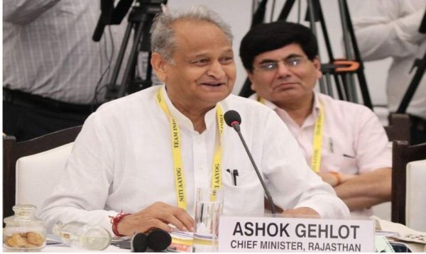 गहलोतः सासू छोटी, बहू बड़ी