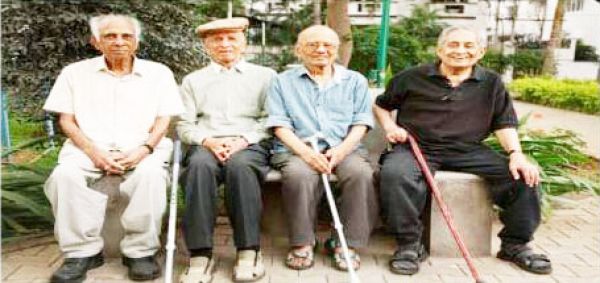  बूढ़ी आँखों को लाठी का सहारा और हमारे सामाजिक सरोकार