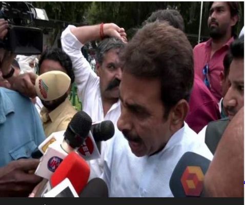 कांग्रेस दफ्तर के बाहर सचिन पायलट के समर्थकों की नारेबाजी