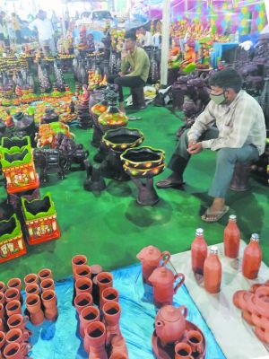 ऑल इंडिया हैंडलूम-हैंडीक्राफ्ट प्रदर्शनी में नई वैरायटी के स्टॉक