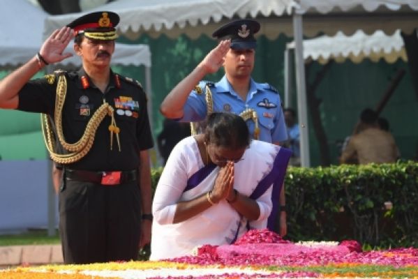 राष्ट्रपति द्रौपदी मुर्मू ने महात्मा गांधी, लाल बहादुर शास्त्री को दी श्रद्धांजलि