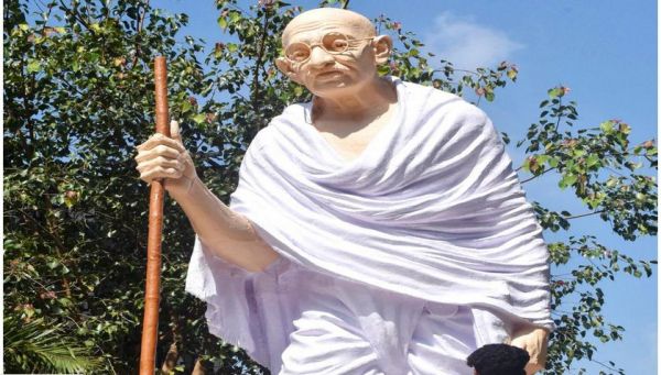 गांधीजी का अपमान क्यों?