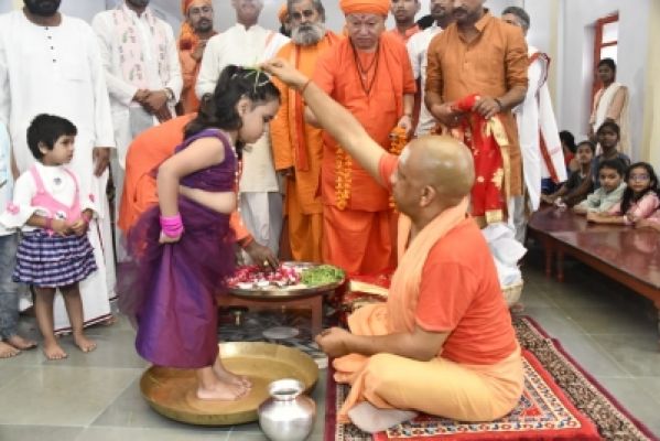 मुख्यमंत्री योगी ने पांव पखार किया कन्या पूजन