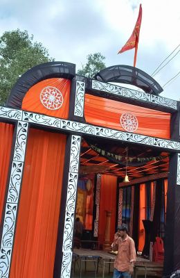 घर लौट आया हूँ  ..