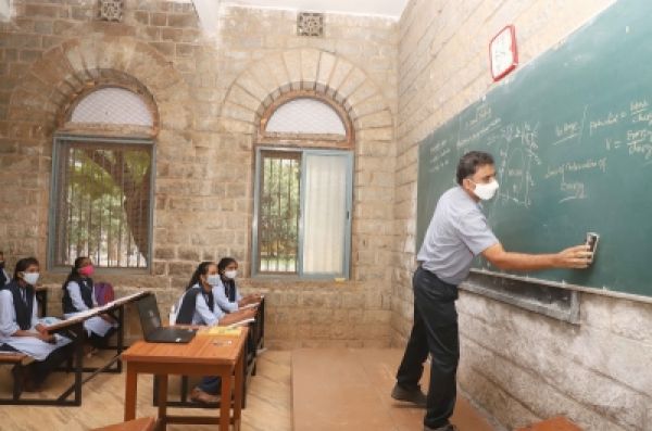 मुजफ्फरनगर : जींस, टी-शर्ट में नहीं दिखेंगे सरकारी स्कूलों और कॉलेजों के शिक्षक, उल्लंघन करने पर होगी कार्रवाई