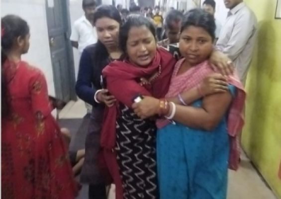 परीक्षा में नकल के शक में शिक्षिका ने उतरवाए कपड़े, आहत छात्रा ने खुद को लगाई आग