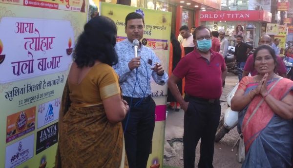 त्यौहारी सीजन-बाजारों में पुलिस ने की पैदल पेट्रोलिंग, पुलिस कप्तान ने सुपेला मार्केट का लिया जायजा