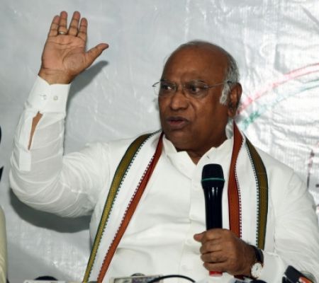 भाजपा सरकार लोकतंत्र का सम्मान नहीं करती, कर रही केंद्रीय एजेंसियों का दुरुपयोग: खड़गे