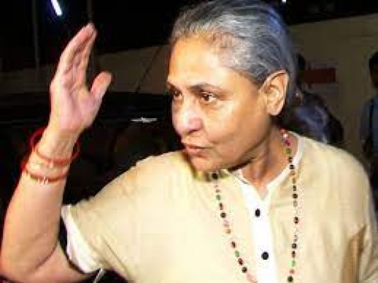 जया बच्चन पैपराज़ी से हुईं नाराज़, कहा- मैं चाहती हूं कि आप गिर जाएं