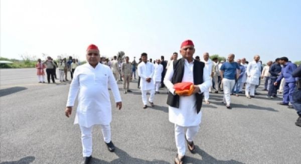 मुलायम की अस्थियां लेकर अखिलेश हरिद्वार रवाना