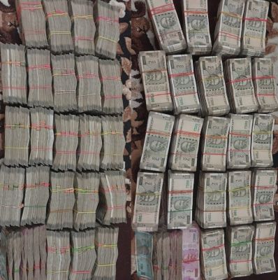 बंगाल व्यापारी के घर से 5.96 करोड़ रुपए बरामद
