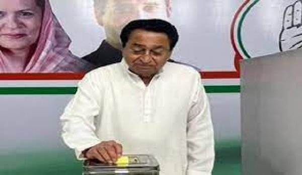 कमलनाथ एवं उनके बेटे नकुलनाथ ने कांग्रेस अध्यक्ष पद के चुनाव के लिए डाला वोट