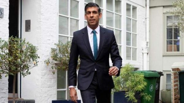 ऋषि सुनक ब्रिटेन के प्रधानमंत्री पद की रेस में सबसे आगे, क्या बोरिस जॉनसन भी उतरेंगे?