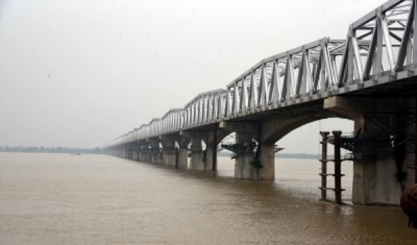 बिहार: पटना में गंगा के जलस्तर में आई कमी, तैयार होने लगे छठ घाट