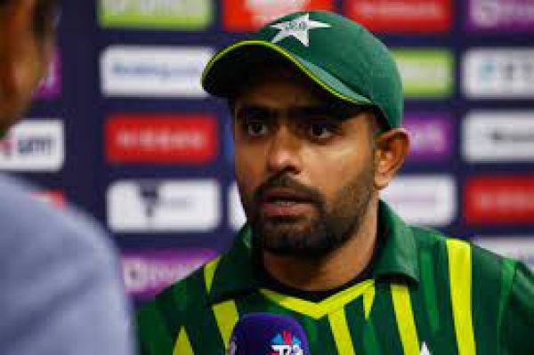 हार के बाद बाबर ने आख़िरी ओवर डालने वाले नवाज़ से कहा - तू मैच विनर है