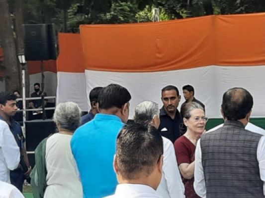 कांग्रेस पार्टी को मिला नया अध्यक्ष, सोनिया गांधी ने मल्लिकार्जुन खड़गे को सौंपी कमान