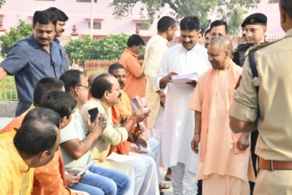 भूमि विवादों का शीघ्र एवं संतोषजनक समाधान हो : सीएम योगी