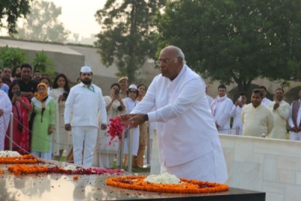 कांग्रेस अध्यक्ष का पदभार संभालेंगे खड़गे, गांधी को दी श्रद्धांजलि