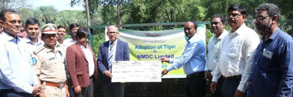 एनएमडीसी ने लैंडस्केप गार्डन में किया वृक्षारोपण, दो बाघों को लिया गोद