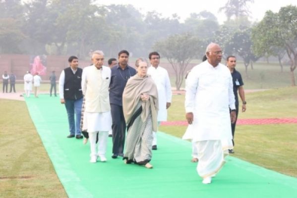 सोनिया व खड़गे ने पुण्यतिथि पर इंदिरा गांधी को दी श्रद्धांजलि